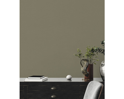 Scéna s komodou, dekorací a židlí před stěnou