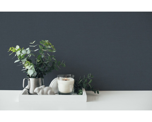 Dekorační tác se svíčkou, figurkou králíka a eukalyptem v džbánu