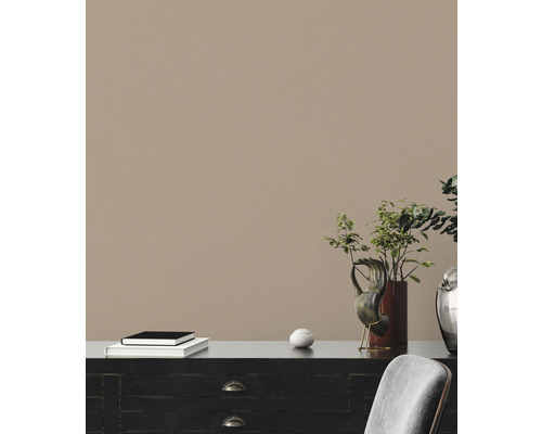 Dekorativní obývací pokoj s komodou, květináči a dekorativními prvky.