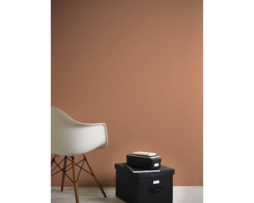 Pohled do pokoje se židlí a úložnými boxy před zdí