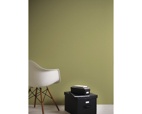 Pokoj s natřenou stěnou, židlí a úložnými boxy