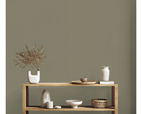 Obkladové dlaždice v obývacím pokoji s dřevěnou policí a dekorací