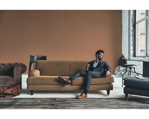 Muž v obleku relaxuje na pohovce v obývacím pokoji.