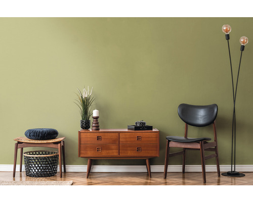 Obývací pokoj s komodou, židlí, stoličkou a stojací lampou