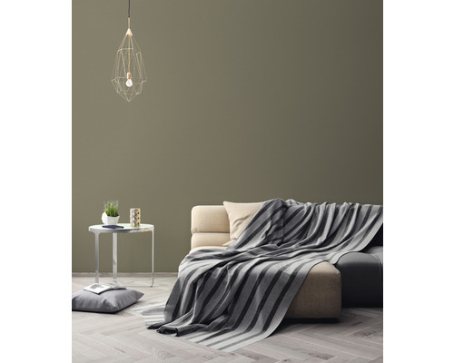 Obývací pokoj s pohovkou, dekou, lampou a odkládacím stolkem