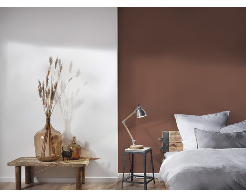 Dekorativní obývací prostor se skleněnými vázami, suchými květinami a noční lampou v ložnici