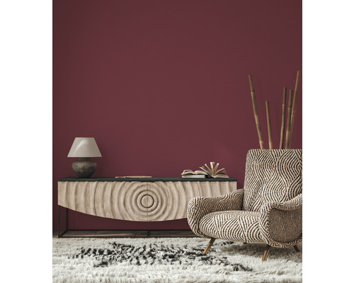 Obývací pokoj s příborníkem, lampou, křeslem a kobercem