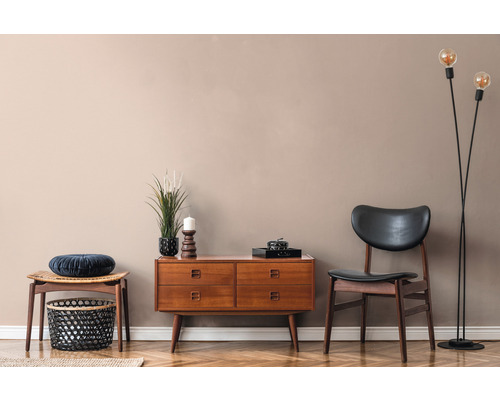 Obývací pokoj s komodou, židlí a stojací lampou