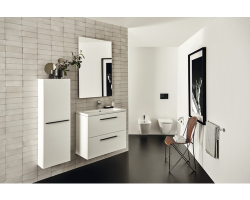 Světlá koupelna s umyvadlem, zrcadlem, závěsnou skříňkou, toaletou a bidetem