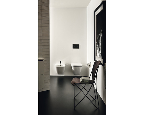 Moderní koupelna s bidetem a závěsným WC, zařízená v minimalistickém stylu