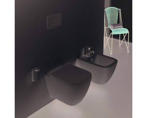 Koupelna se závěsným WC, bidetem, ovládacím panelem a židlí