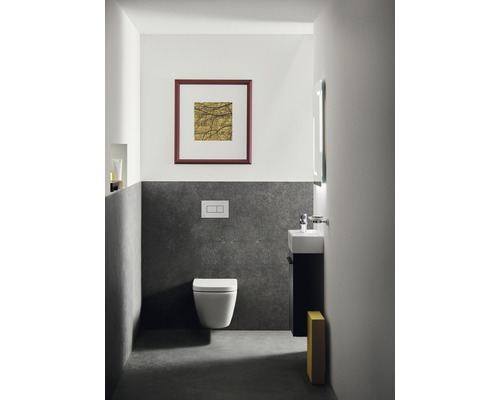 Moderní koupelna s nástěnným záchodem, umyvadlem a zrcadlem