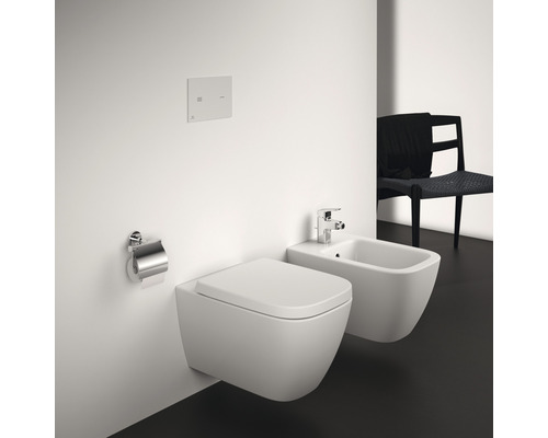 Moderní koupelna se závěsným klozetem a bidetem