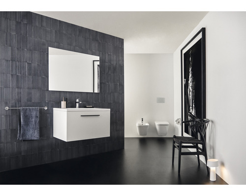 Koupelna s umyvadlem, zrcadlem, držákem na ručníky, toaletou a bidetem