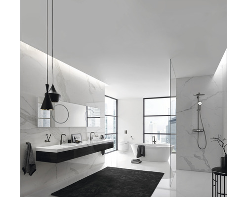 Světlá koupelna s dvojitým umyvadlem, volně stojící vanou a velkými okny.