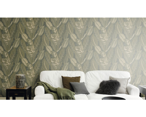 Obývací pokoj s bílou pohovkou a tapetou s listovým vzorem