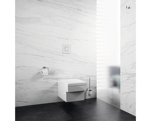 Moderní koupelna se závěsným WC, ovládací deskou, držákem toaletního papíru a WC štětkou