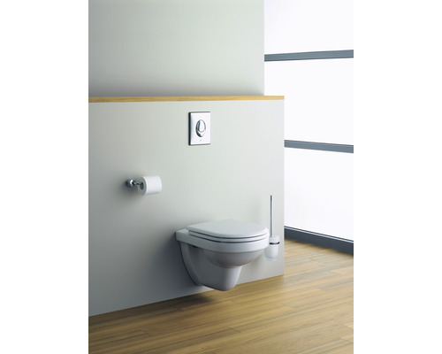 Závěsné WC s nádržkou, držákem toaletního papíru a WC štětkou v světlé koupelně.