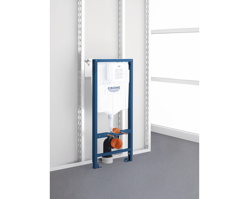 Modrý rám splachovací nádržky Grohe s instalačním prvkem pro montáž na stěnu