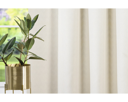 Dekorační látka s pokojovou rostlinou v květináči před oknem