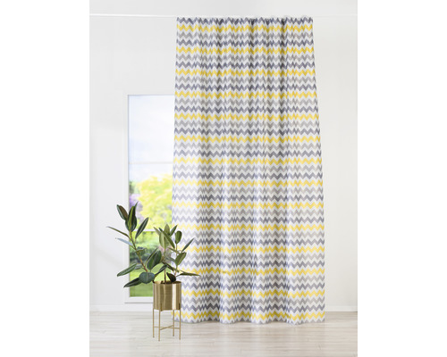 Záclona se vzorem cikcaků před oknem