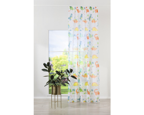 Dekorativní závěs s motivem dinosaurů před oknem a pokojovou rostlinou.