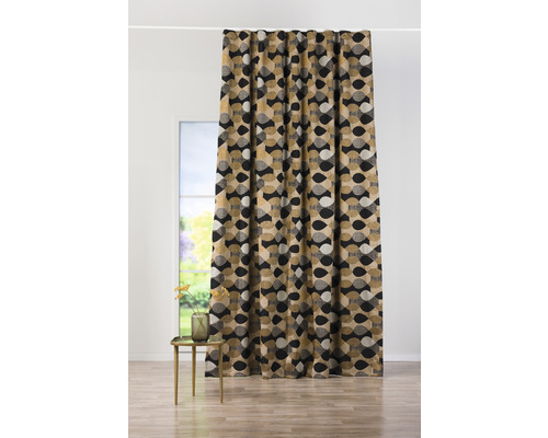 Záclona s grafickým vzorem před oknem