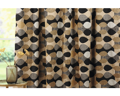 Dekorační látka s abstraktním vzorem v okně