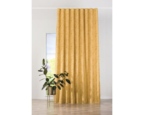 Dekorativní závěs s texturou před oknem