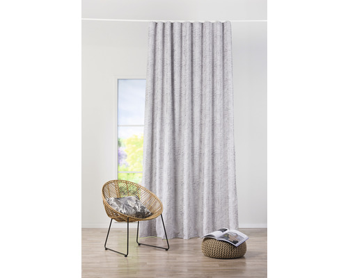 Scéna se závěsem, židlí a stoličkou pro interiérový design