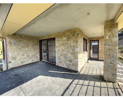 Exteriér s kamennou zdí a tmavou podlahou