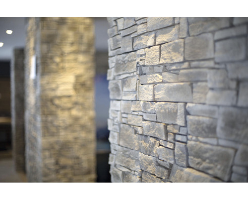 Detail obkladu stěn imitujícího kámen do interiéru