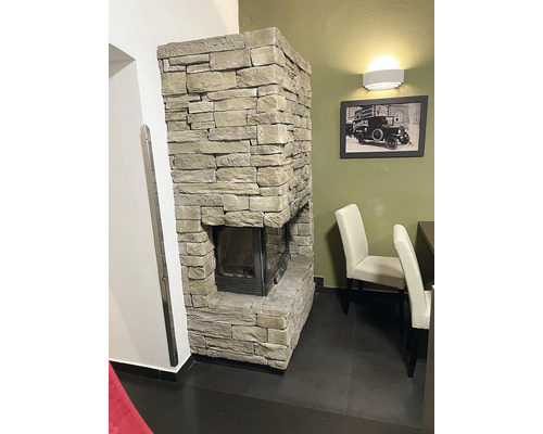 Kamenný krb v obývacím pokoji