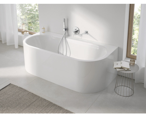 Volně stojící vana v koupelně s baterií a ruční sprchou