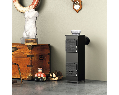 Černá kamna vedle dřevěné truhly a dřevěných hraček