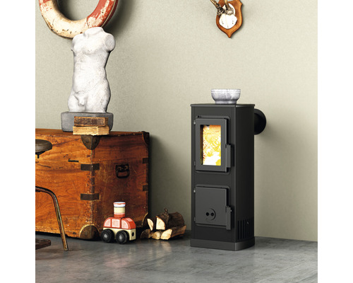 Černá kamna v obývacím pokoji s dekoracemi