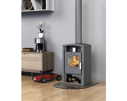 Krbová kamna v obývacím pokoji s dřevem a dekorací