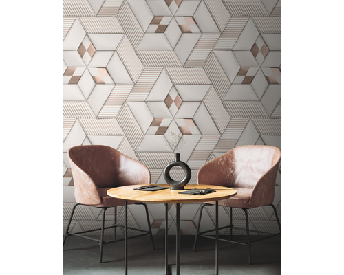 Nástěnná dekorace s geometrickými vzory dlaždic, stůl a židle.