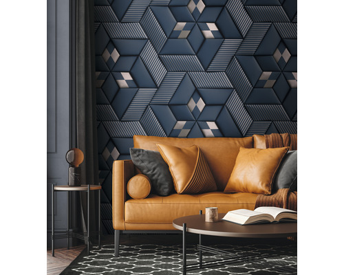 Obývací pokoj s pohovkou, stolem a dekorativním obkladem stěn.