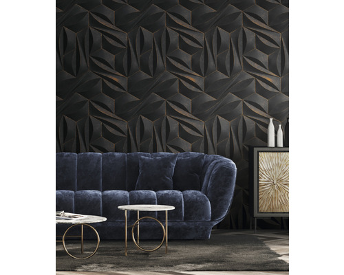 Obývací pokoj s trojrozměrnou nástěnnou dekorací, pohovkou a odkládacími stolky.