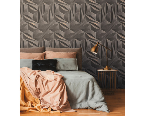 Ložnice s trojrozměrným designem stěn za postelí a nočním stolkem s lampou