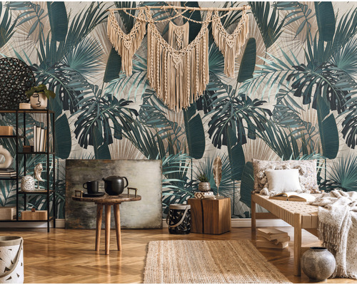 Obývací pokoj s tropickou tapetou s listy, regálem, stolem a dekorací