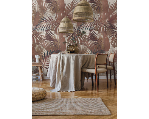 Jídelna s jídelním stolem, židlemi, kobercem a tapetou s rostlinným vzorem