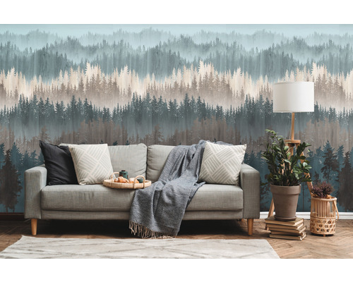 Obývací pokoj s pohovkou, stojací lampou, pokojovou rostlinou a tapetou s motivem lesa