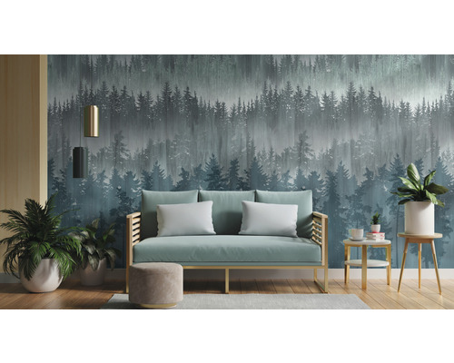 Obývací pokoj s pohovkou před tapetou s motivem lesa.