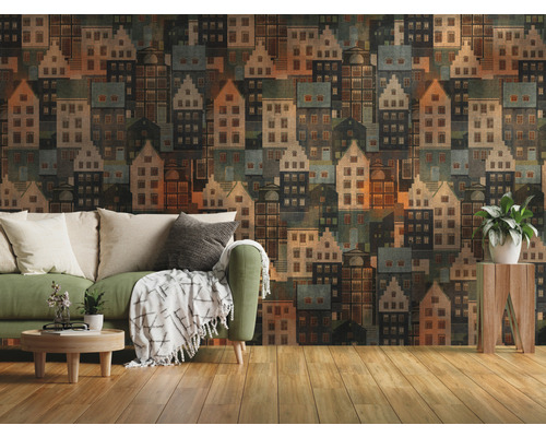 Obývací pokoj se zelenou pohovkou a tapetou s motivem domů