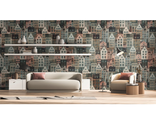 Obývací pokoj s pohovkou, křeslem a tapetou s motivem domů