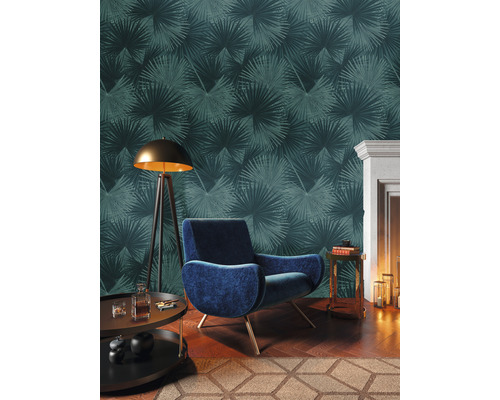 Dekorativní obývací pokoj s křeslem, stojací lampou, odkládacími stolky a tapetou s palmovým vzorem