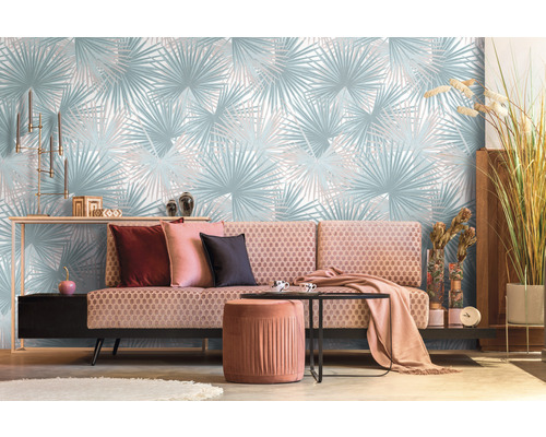 Obývací pokoj s pohovkou, stolem a tapetou s palmovým vzorem pro světlé a moderní prostředí