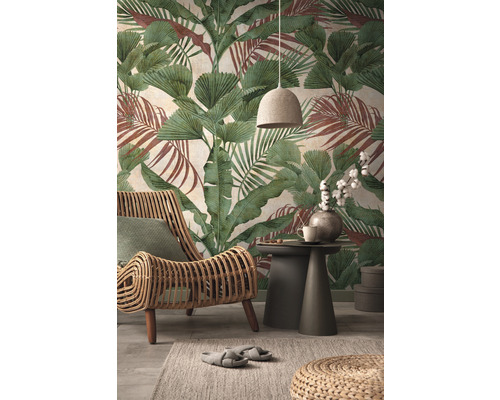 Obývací pokoj s ratanovým křeslem, odkládacím stolkem a botanickou tapetou s listy